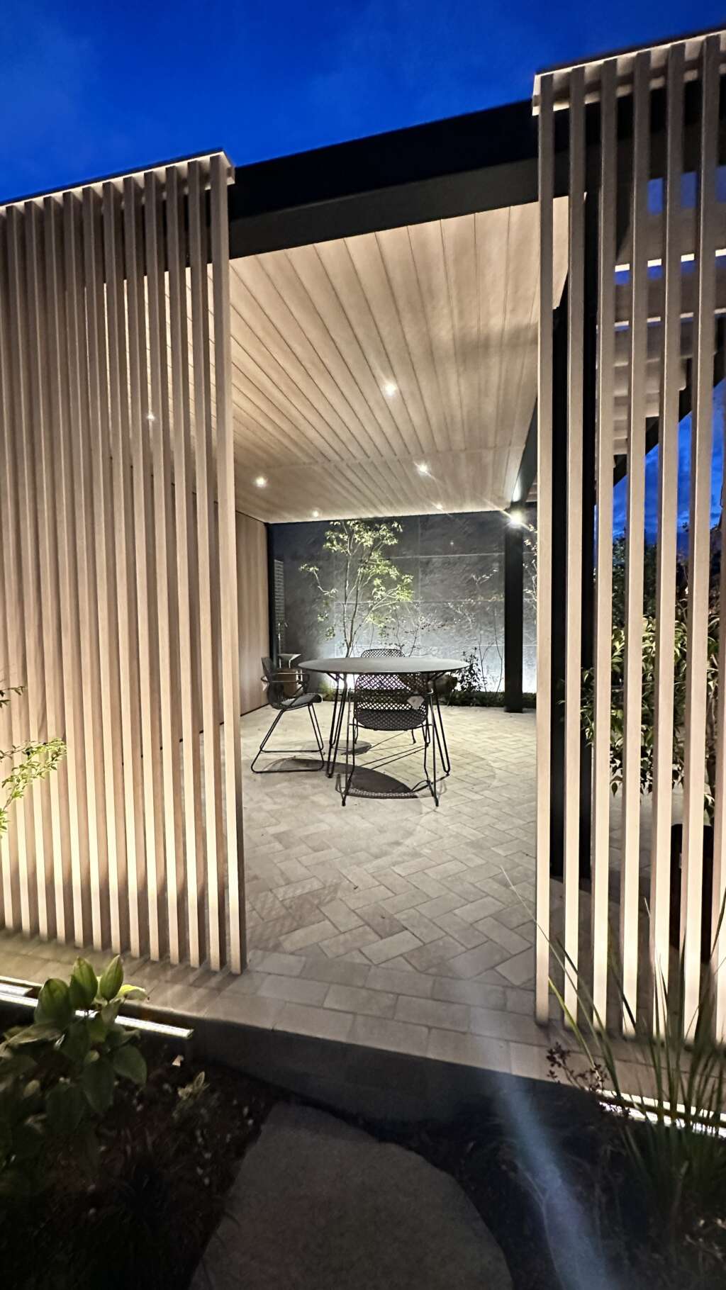 テラスの入り口のライトアップは、縦格子の良さを引き立たせるように、下から上への配光。