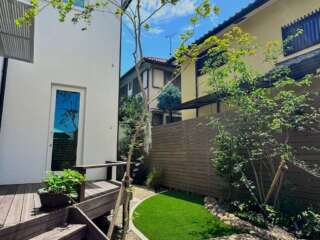 樹木の影もまたお庭の景色。