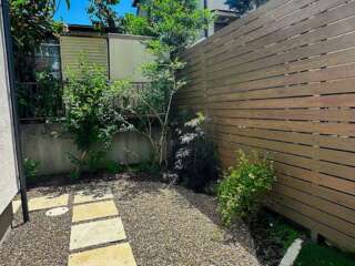 リビングから遠く使いにくい空間は、しっかり防草しつつ、動線の飛石で歩きやすい。