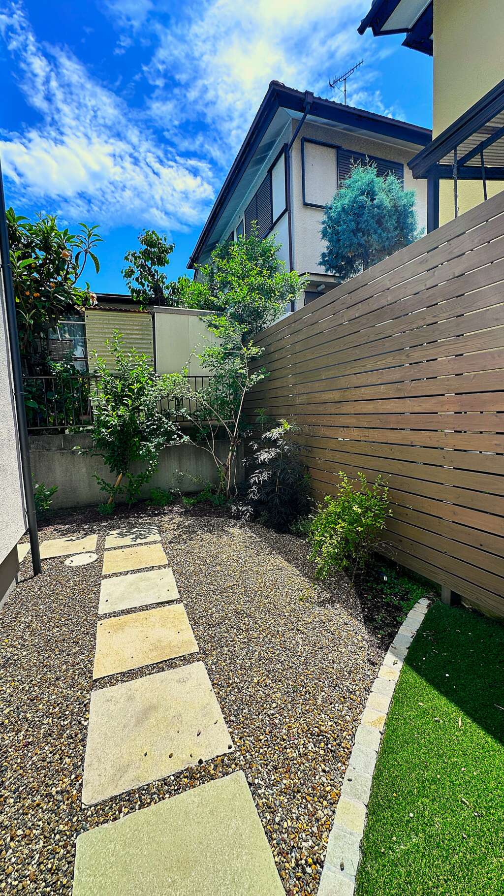 リビングから遠く使いにくい空間は、しっかり防草しつつ、動線の飛石で歩きやすい。