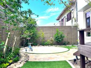 サークルテラスがこのお庭の集まる場所。