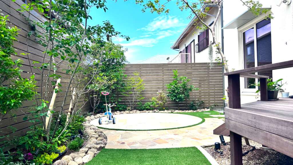 ウッドデッキがつなぐ雑木のお庭との暮らし