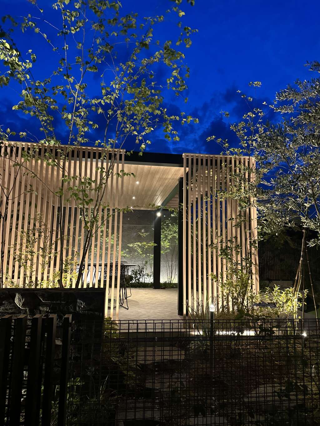 間接照明が、暗い景色の中に憩の場所を浮かび上がらせてくれる。