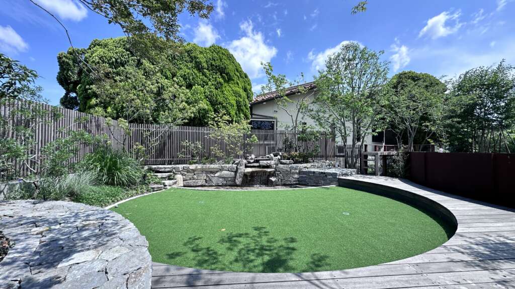 テラスから水の流れる小滝の眺め