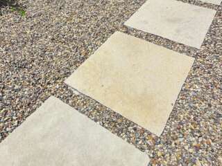 足元を気にしなくても歩ける、大きな石の飛石。