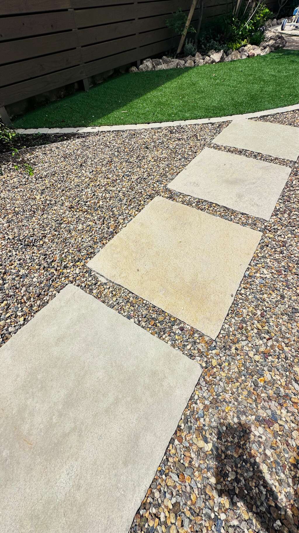 足元を気にしなくても歩ける、大きな石の飛石。