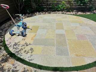 石貼りの模様を楽しむ。