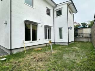 家との80㎝の段差をウッドデッキがお庭へとつなげてくれます。