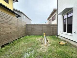 施工前は水が溜まりやすくそして、雑草が蔓延る。使えてなかったお庭