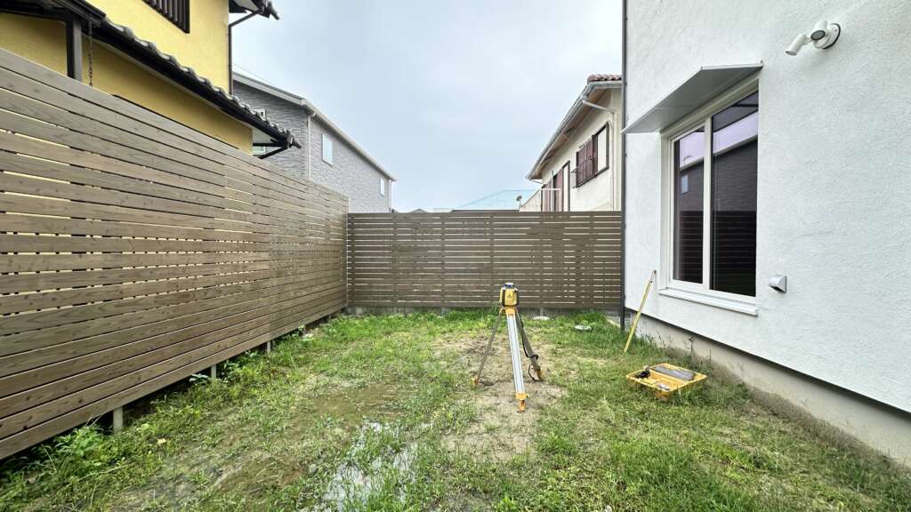 施工前は水が溜まりやすくそして、雑草が蔓延る。使えてなかったお庭