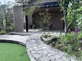 ちょっとした段差がちょっとしたベンチにもなる。そしてアプローチという機能性も持ち合わせる。