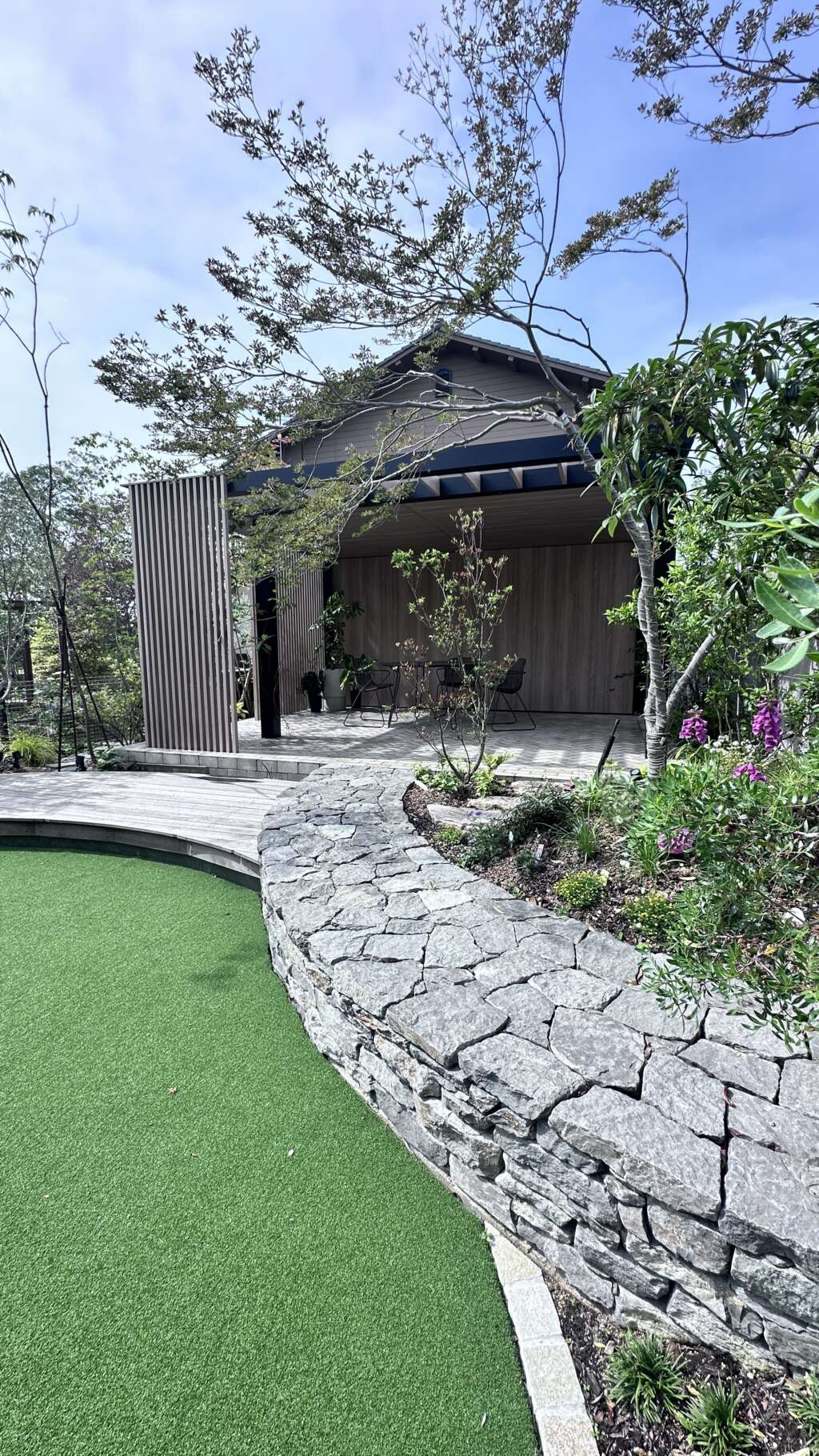 ちょっとした段差がちょっとしたベンチにもなる。そしてアプローチという機能性も持ち合わせる。