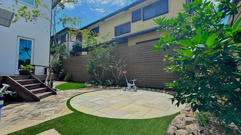 ウッドデッキからサークルテラスへと繋がる。