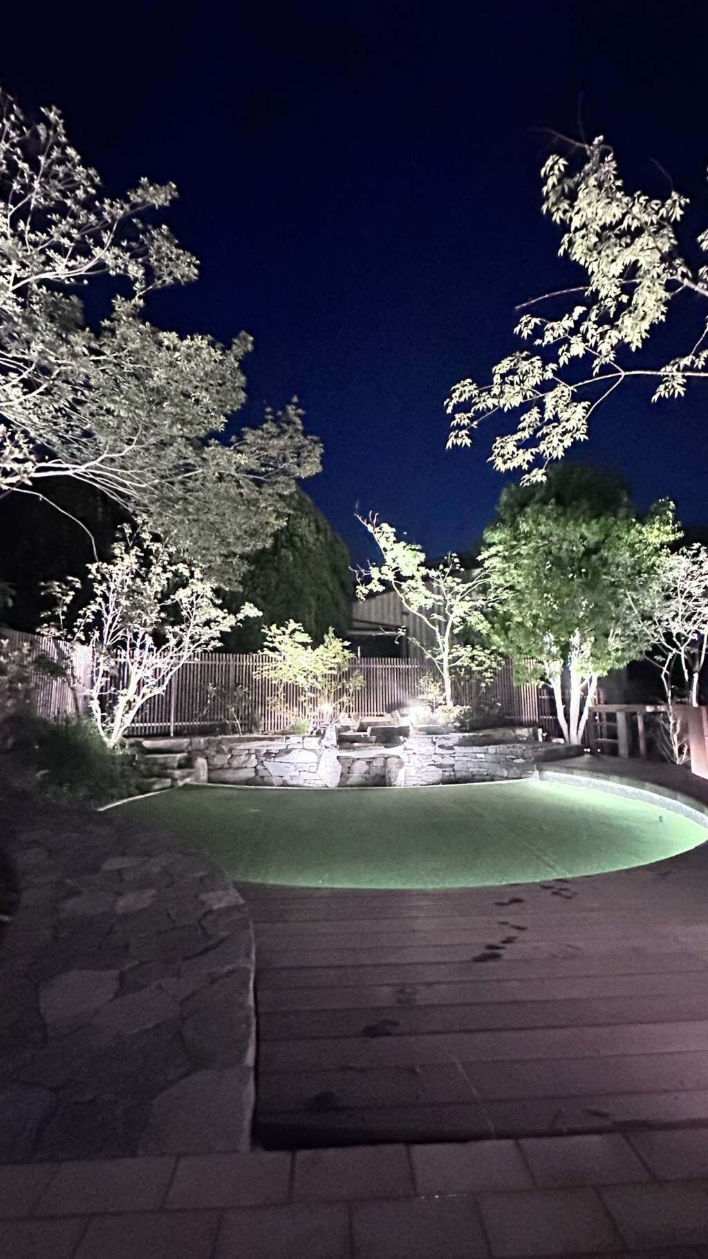 お庭の植栽は、お庭の円の中心に向かって集まろうとしているのかもしれない。そう願った植栽計画。