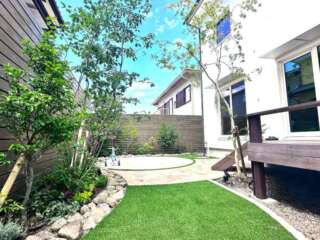 ジメジメした水たまりをなくすため、目には見えていない透水設備を備えて、新たなお庭へと変身。