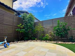 一輪車が家族の庭の暮らしを想像させてくれる。