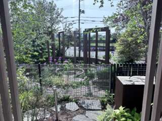 テラスからエントランスへのアプローチ。