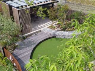 上空から庭を望む。