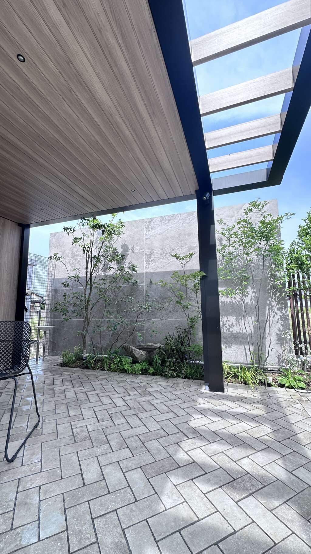 テラス内に光を取り込む方法はいくつかある。取り込めば景色が生まれ、取り込まなければ日陰は広がる。景色の表情を感じたい。