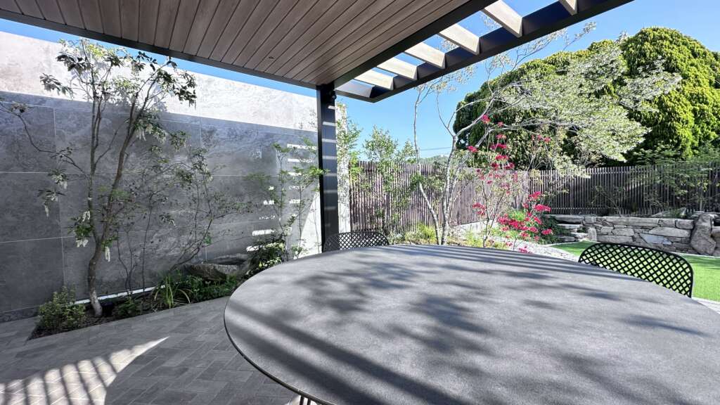 テラスのくつろぎ空間に差し込む外部の光。植物がかざす陰影を景色として眺める場所。