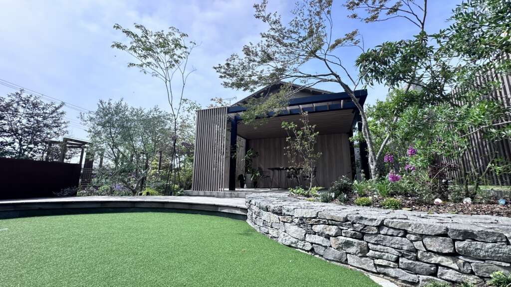 お庭からテラス部分を臨むシーン