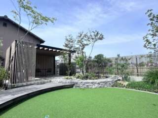 人工芝がゴルフのグリーンでもあり、走り回れるヤードでもあり。