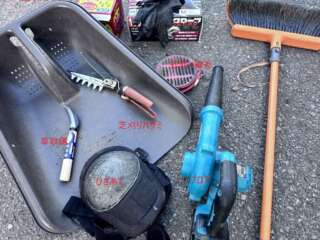 使った道具の紹介です。この時に必須なのは「ひざあて」膝をついて作業ができるのは腰の負担を軽減できます。是非お勧めです。あとはブロアがあると、最後の掃除がかなり軽減できます。ほうきでかき集めるのは常套手段ですが、結構大変。ブロアを使って集めてからほうきで回収するのが便利です。